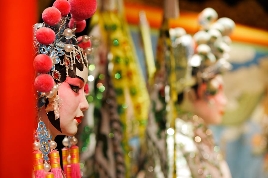 Artistas con vestimentos tradicionales chinos, dentro de un teatro en pekin