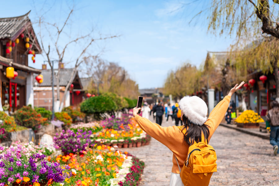 Turista en Lijiang disfrutando una caminata